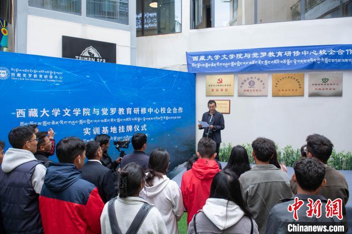 圖為企業(yè)代表發(fā)言?！∝暩聛?lái)松 攝