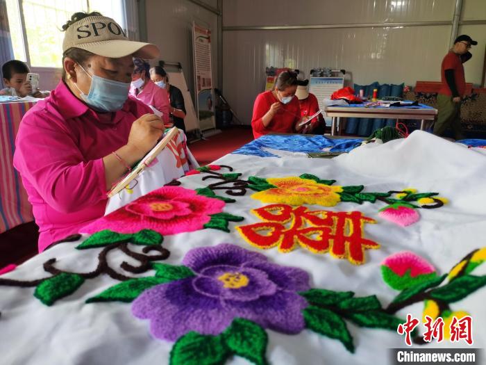 圖為婦女制作青繡。　張?zhí)砀?攝