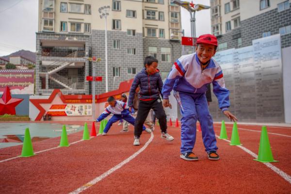 在高原上教孩子們打手球，“慢慢兒來，甭著急！”