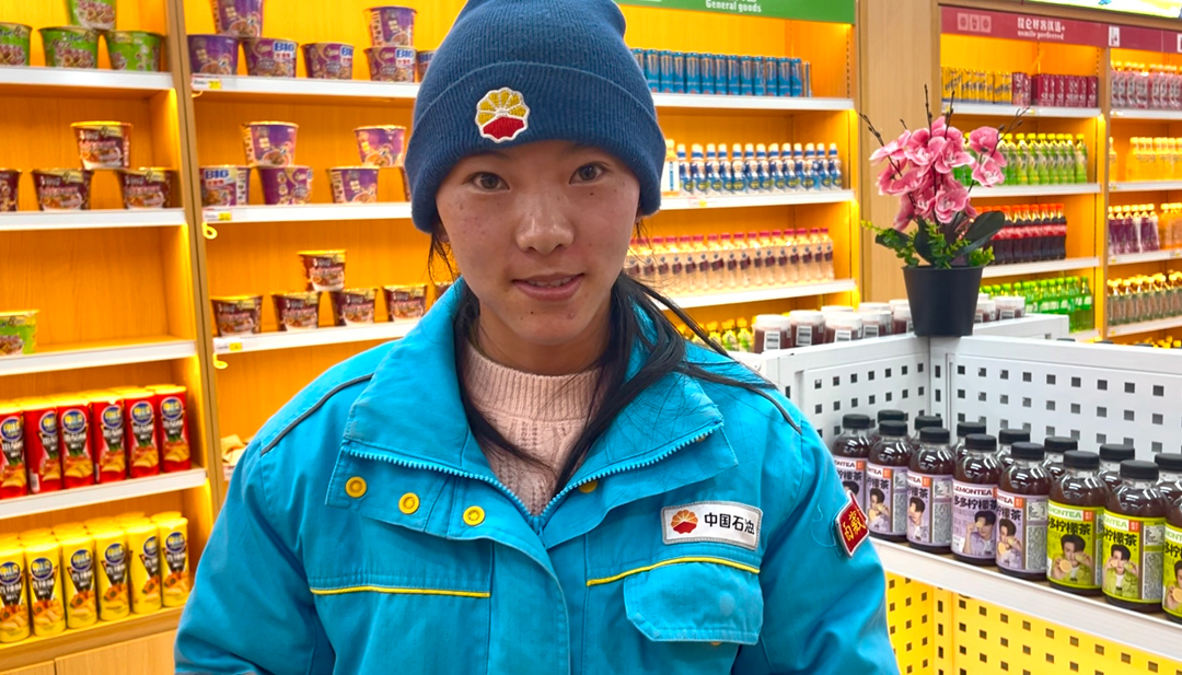 00后員工桑旦卓瑪在便利店值班。呂殿杰攝