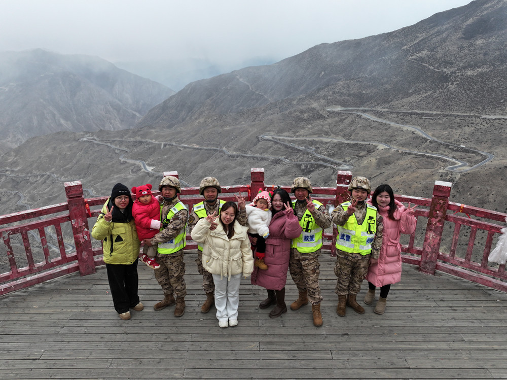支隊組織家屬隨隊養(yǎng)護(hù)體驗丈夫工作。何眾攝