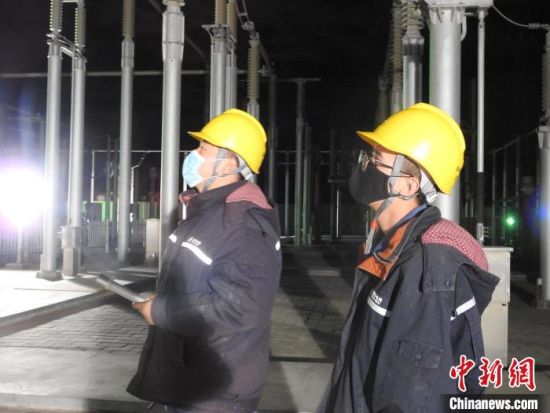 圖為5月10日凌晨，國(guó)網(wǎng)青海檢修公司柴達(dá)木換流站運(yùn)維人員在進(jìn)行柴拉直流系統(tǒng)停電操作?！∫杂?攝