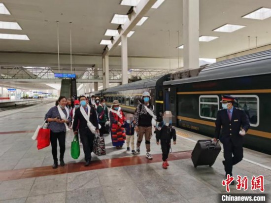 圖為拉薩車(chē)站工作人員為西藏先心病患兒和陪同人員提供“綠色”接力幫扶，并開(kāi)通了專(zhuān)門(mén)通道，讓他們快速進(jìn)站上車(chē)。拉薩車(chē)站 供圖