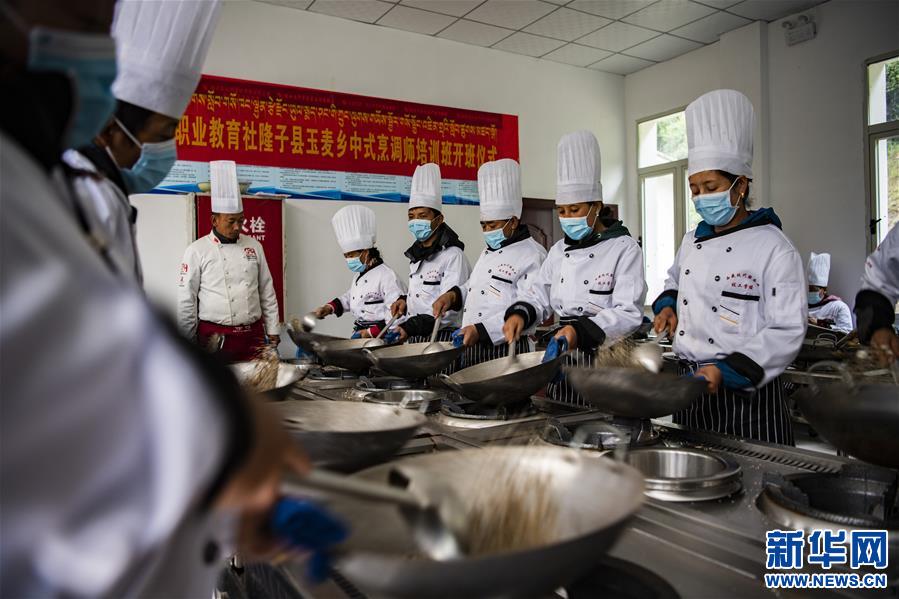 （新華全媒頭條·走向我們的小康生活·圖文互動(dòng)）（2）扎西德勒，我們的新家園——西藏易地扶貧搬遷搬出幸福美好新生活