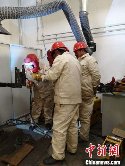 圖為學員正在進行電焊技能學習?！》尔惙?攝