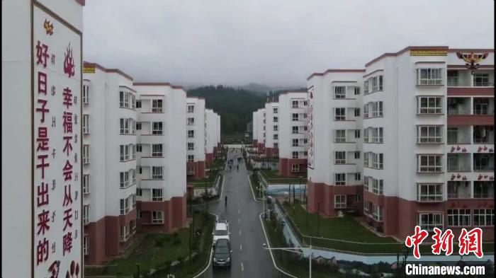 越西縣最大的易地扶貧搬遷安置點(diǎn)——城北感恩社區(qū)?！『武?攝