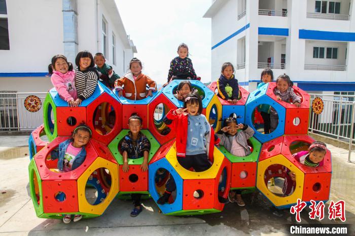 喜德縣一學(xué)校內(nèi)，孩子們露出開心的笑容。　爾古木三 攝