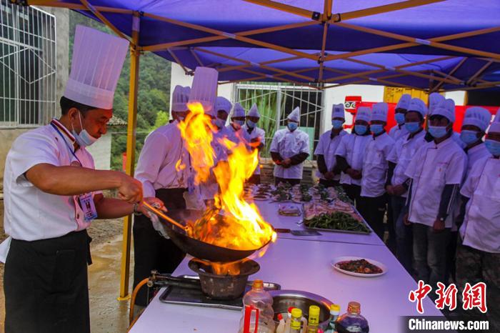 喜德縣冕山鎮(zhèn)舉辦的廚師培訓(xùn)班上，老師正在示范回鍋肉的做法。　爾古木三 攝