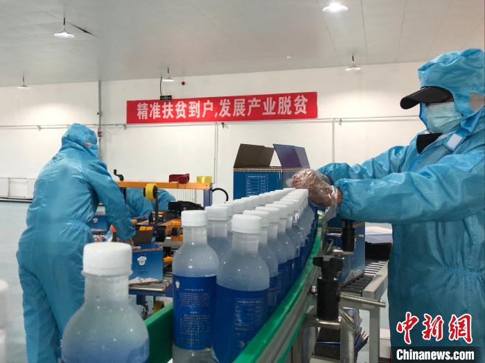 圖為阿里地區(qū)措勤縣某飲用水加工公司，該公司以“基地+公司+貧困民眾”為運營模式，帶動貧困民眾68戶232人?！≈x牧 攝