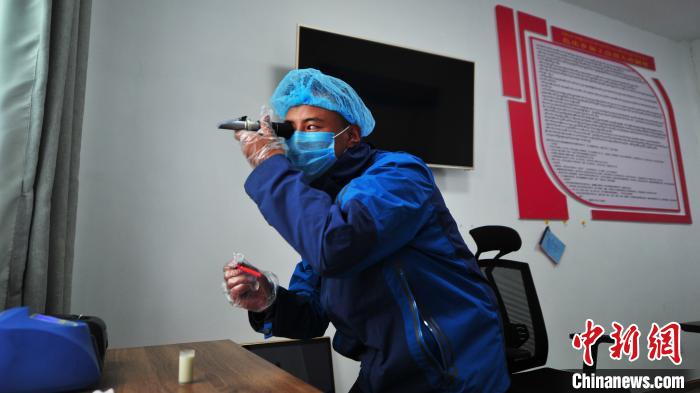 圖為8月11日，西藏那曲市聶榮縣色慶鄉(xiāng)雜瑪多種經(jīng)營合作聯(lián)合社質(zhì)檢員對從各牧場收集上來的牛奶進行質(zhì)量檢測。色慶鄉(xiāng)統(tǒng)籌全鄉(xiāng)28個行政村的合作社，成立了擁有規(guī)范管理體系的合作聯(lián)合社，整合集體草場建立5座牧場，各牧場按照計分制統(tǒng)一放牧，畜產(chǎn)品實行定點、定時、定人收購，再統(tǒng)一檢測、加工、出售，建立了完整的牧業(yè)全產(chǎn)業(yè)鏈(資料圖)?！垈?攝