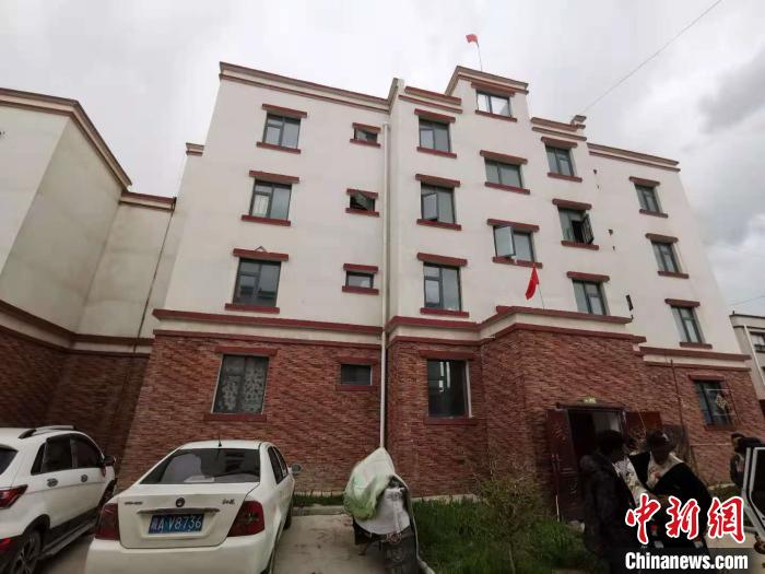 圖為8月12日，2018年7月從距那曲市色尼區(qū)城區(qū)那曲鎮(zhèn)90千米外的古露鎮(zhèn)當桑村搬遷至城區(qū)的旦增新家位于一棟四層的樓房內(nèi)(資料圖)?！垈?攝