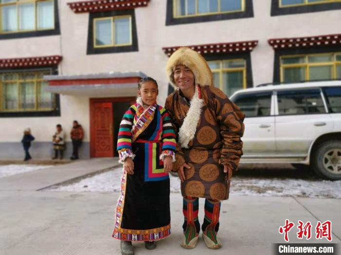 圖為2020年1月16日，搬遷至那曲市安多縣卓格扶貧小區(qū)的農(nóng)牧民在新家外面合影(資料圖)?！垈?攝
