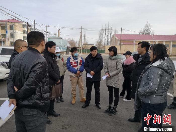 圖為青海大學(xué)工作人員正在現(xiàn)場(chǎng)考察該項(xiàng)目進(jìn)行情況。　李江寧 攝