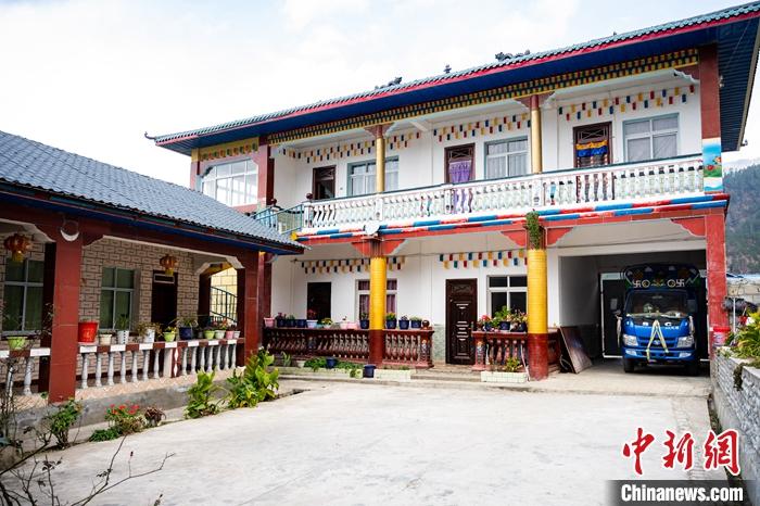 1月30日，嘎腰村，僜人苦梅夏自家的兩層樓房。<a target='_blank' ><p  align=