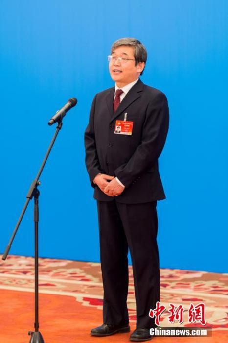 3月10日，全國政協(xié)十三屆四次會議第三場“委員通道”采訪活動在北京人民大會堂新聞發(fā)布廳舉行。圖為全國政協(xié)委員阿拉坦倉通過網(wǎng)絡(luò)視頻方式接受媒體采訪。<a target='_blank' ><p  align=