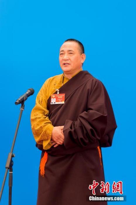3月10日，全國政協(xié)十三屆四次會議第三場“委員通道”采訪活動在北京人民大會堂新聞發(fā)布廳舉行。圖為全國政協(xié)委員洛桑山丹通過網(wǎng)絡(luò)視頻方式接受媒體采訪。<a target='_blank' ><p  align=