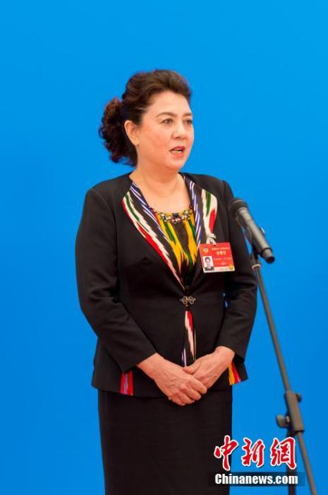 3月10日，全國政協(xié)十三屆四次會議第三場“委員通道”采訪活動在北京人民大會堂新聞發(fā)布廳舉行。圖為全國政協(xié)委員古麗帕麗·阿不都拉通過網(wǎng)絡(luò)視頻方式接受媒體采訪。<a target='_blank' ><p  align=