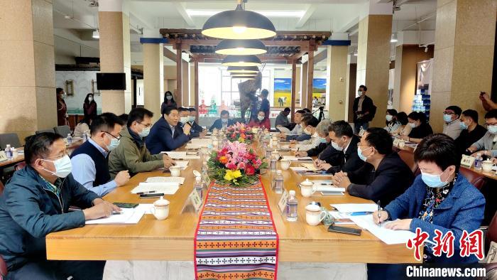 圖為國(guó)家糧食產(chǎn)業(yè)(青稞深加工)技術(shù)創(chuàng)新分中心在西藏拉薩掛牌儀式現(xiàn)場(chǎng)。　貢桑拉姆 攝