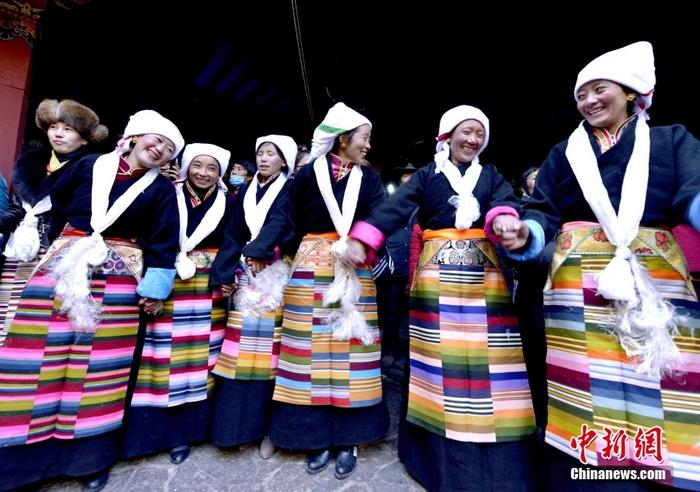 資料圖為2014年12月6日，拉薩民眾歡度“仙女節(jié)”。 <a target='_blank' href='/'><p  align=