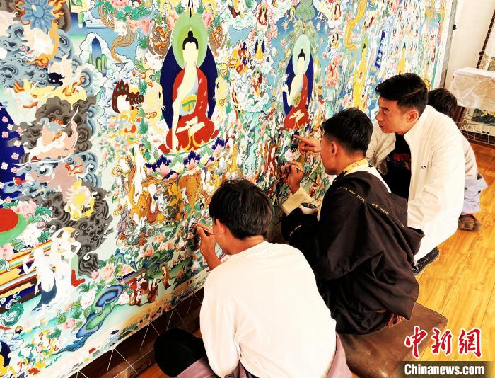 青海唐卡藝術(shù)小鎮(zhèn)：“勞模畫師”師帶徒，文化扶貧富一方