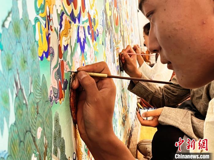 圖為畫師繪畫唐卡。　馬文莉 供圖