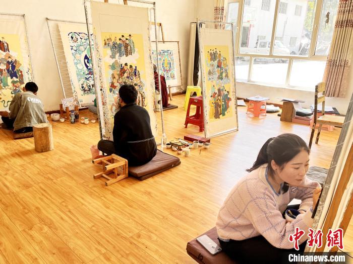 圖為畫室內(nèi)學(xué)徒練習(xí)繪畫唐卡?！●R文莉 供圖