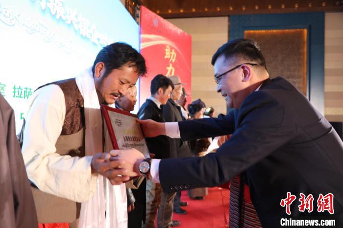 圖為拉薩市銀企對接洽談會現(xiàn)場?！「裆愔?攝