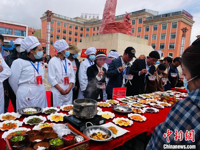 圖為2022年，班戈縣“鄉(xiāng)村振興那曲奮進(jìn)”廚藝大賽現(xiàn)場(chǎng)。資料圖 那曲市“鄉(xiāng)村振興 那曲奮進(jìn)”活動(dòng)辦供圖