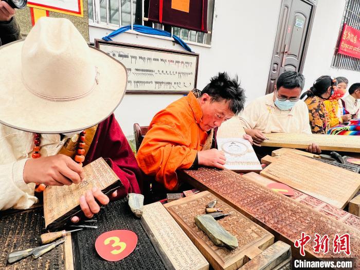 圖為2022年，聶榮縣當(dāng)木江鄉(xiāng)“鄉(xiāng)村振興那曲奮進(jìn)”活動(dòng)雕刻比賽現(xiàn)場(chǎng)。資料圖 那曲市“鄉(xiāng)村振興 那曲奮進(jìn)”活動(dòng)辦供圖