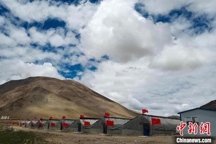 圖為西藏康馬縣的高原溫室大棚?！⒔ㄜ?攝