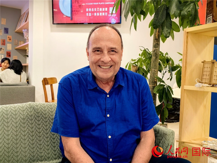 巴西坎皮納斯州立大學(xué)文學(xué)院資深教授弗朗西斯科·福特·哈德曼接受人民網(wǎng)專訪。人民網(wǎng)記者 符園園攝