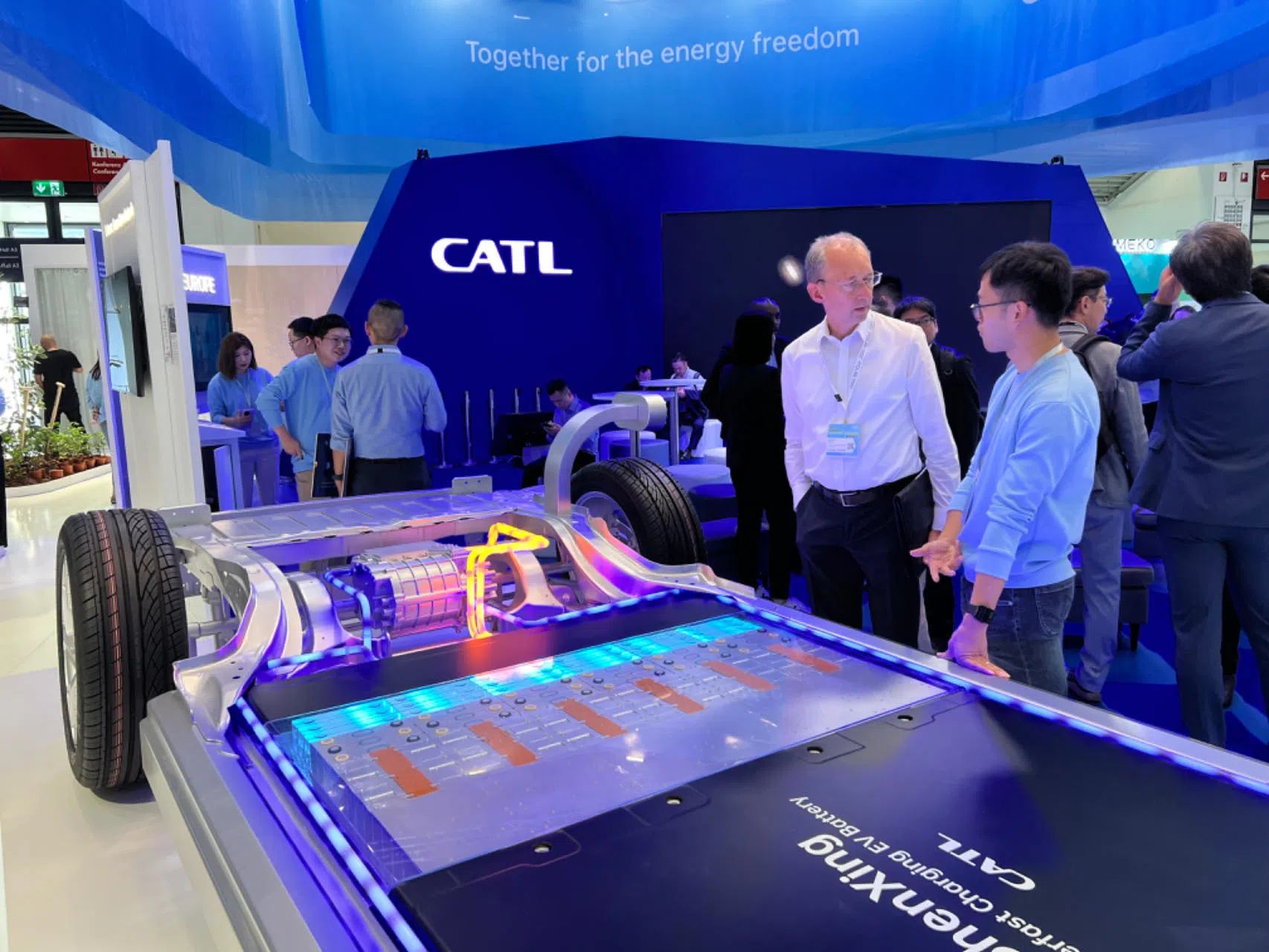 寧德時(shí)代在德國(guó)國(guó)際汽車(chē)及智慧出行博覽會(huì)的展臺(tái)。人民網(wǎng)記者 李強(qiáng)攝