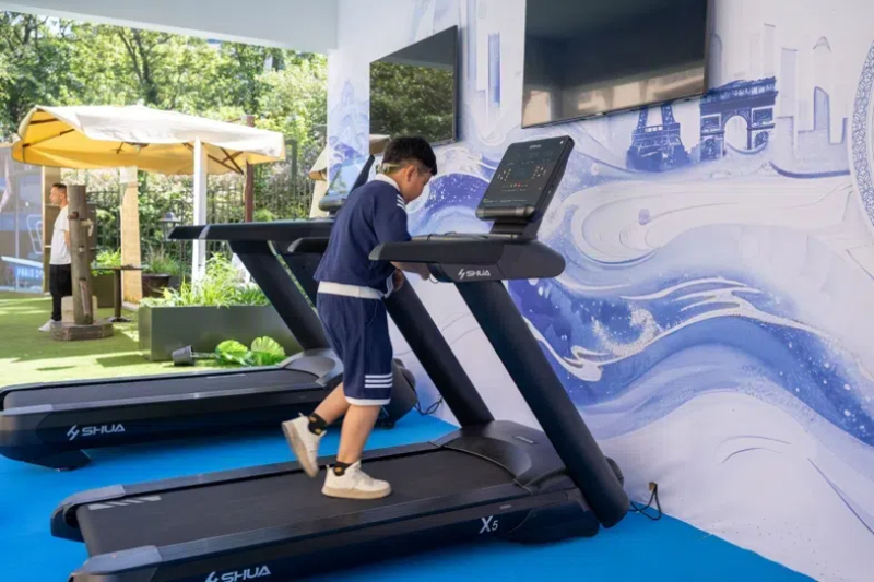 小朋友在智慧體育公園體驗跑步機。巴黎