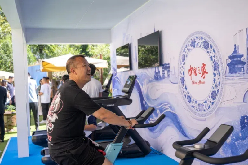 參觀者在智慧體育公園體驗動感單車。巴黎