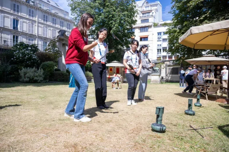 中外友人體驗投壺游戲。巴黎