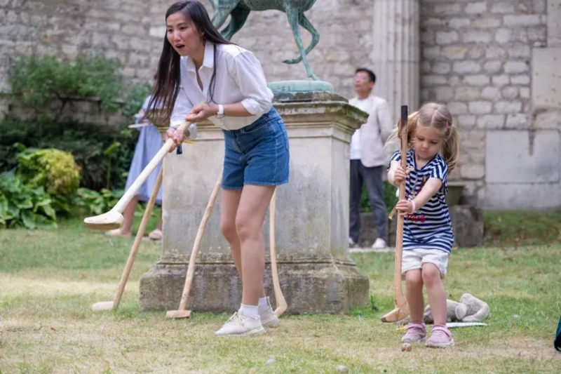 小朋友體驗捶丸游戲。巴黎