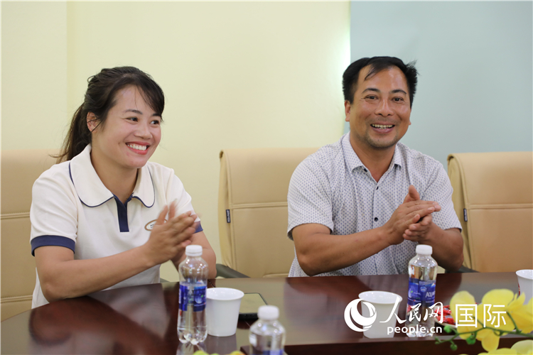 越南沙巴市黃連寄宿制民族小學(xué)老師阮氏秋姮、阮文享。人民網(wǎng)記者簡(jiǎn)承淵攝