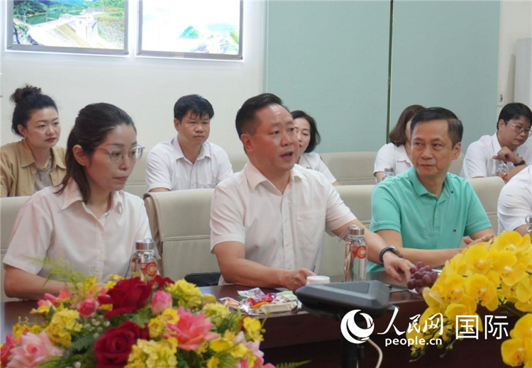 越中電力公司董事長(zhǎng)李志雄（前排左二）介紹越南電力情況。葛沙莎攝