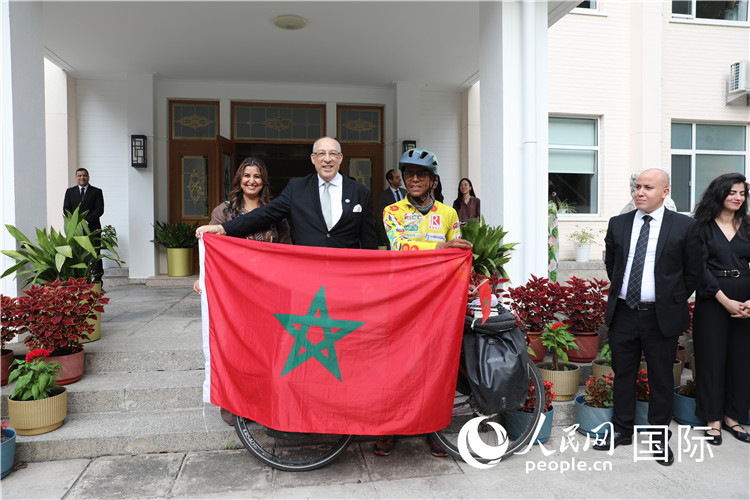 9月6日，摩洛哥駐華大使阿卜杜勒卡迪爾·安薩里在大使官邸舉行儀式，歡迎并招待卡里姆·穆斯塔。人民網記者 王晶攝