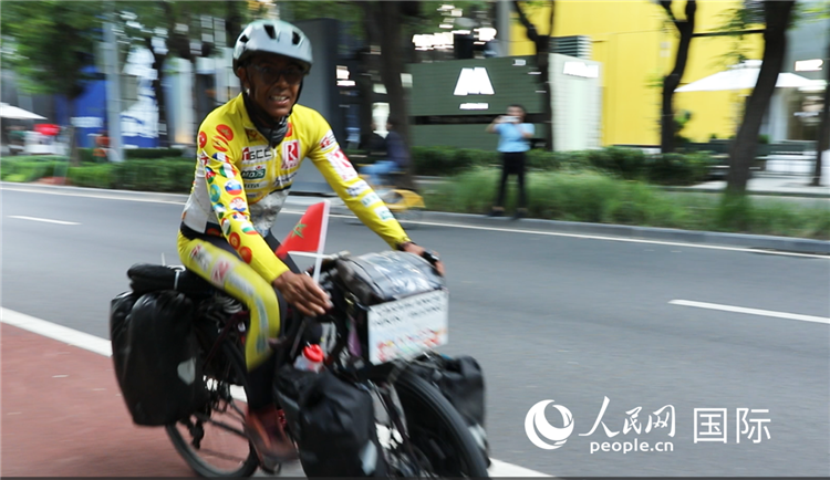 卡里姆·穆斯塔在北京街頭騎行。人民網記者 翟轉麗攝