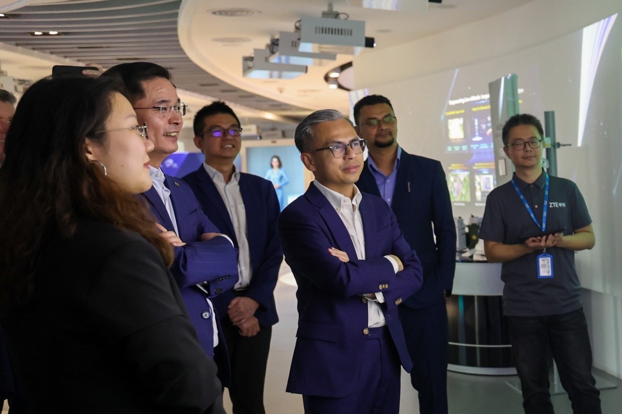 馬來(lái)西亞通訊部長(zhǎng)法米·法茲（右三）在華訪問(wèn)中國(guó)知名通信企業(yè)。（照片由馬來(lái)西亞通訊部提供） (1)