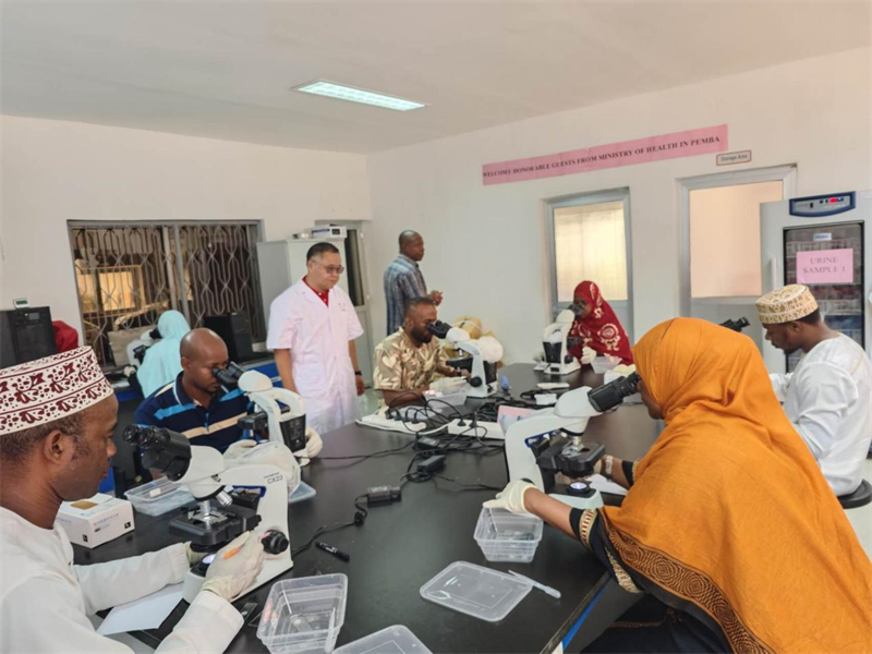 實(shí)驗(yàn)室操作培訓(xùn)現(xiàn)場。徐張懿攝。（專家組供圖）