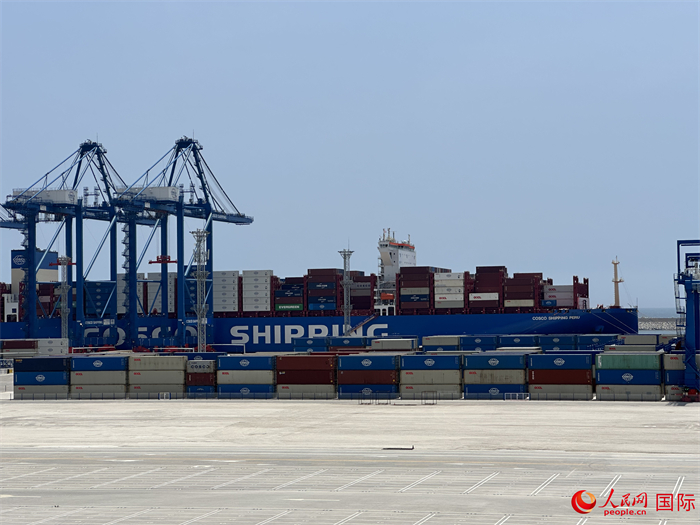 當(dāng)?shù)貢r(shí)間11月15日，秘魯錢(qián)凱港碼頭操作區(qū)現(xiàn)場(chǎng)。人民網(wǎng)記者 周雨攝