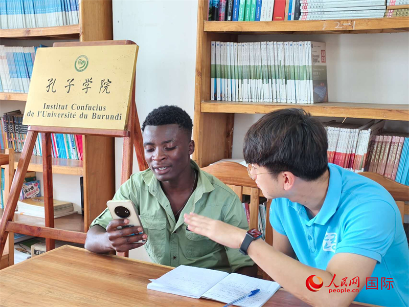 孔院教師在輔導(dǎo)學(xué)生。人民網(wǎng)記者 黃培昭攝