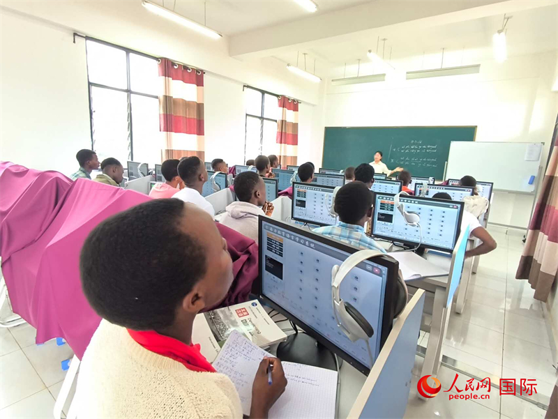 學(xué)生們?cè)谡n堂上認(rèn)真聽(tīng)講。人民網(wǎng)記者 黃培昭攝