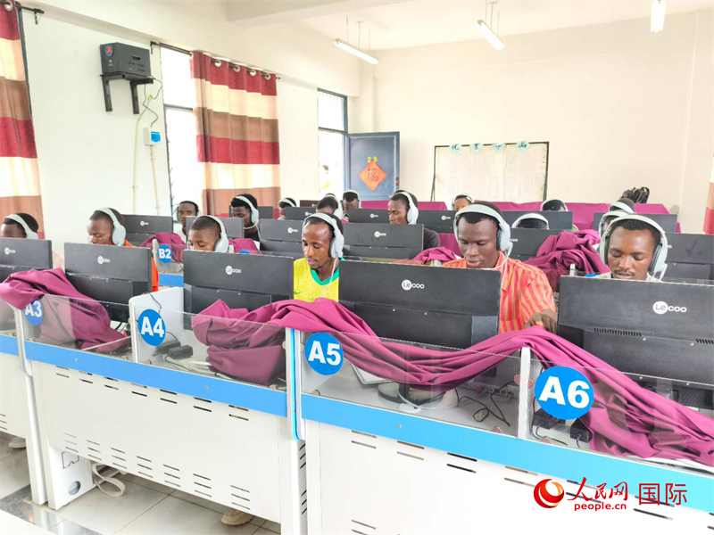 學(xué)生們正在上聽(tīng)力課。人民網(wǎng)記者 黃培昭攝