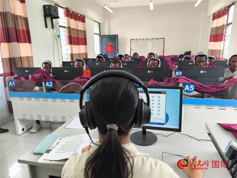 在聽(tīng)力教室內(nèi) 。人民網(wǎng)記者 黃培昭攝