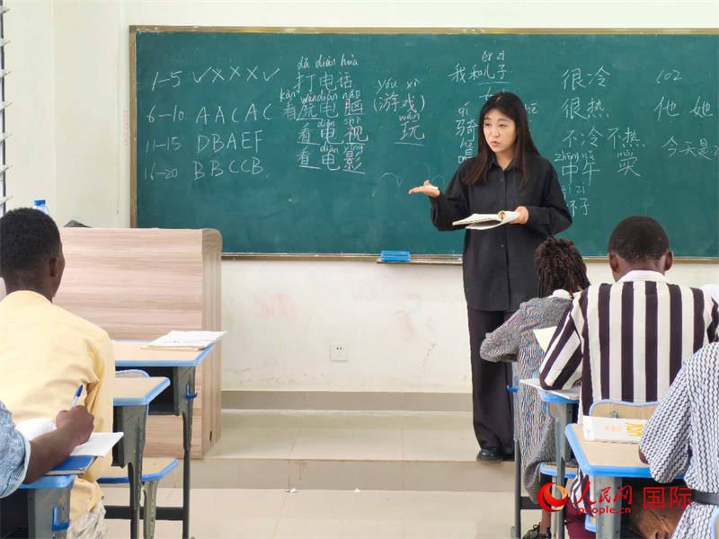 中國(guó)老師在給學(xué)生們講課。人民網(wǎng)記者 黃培昭攝