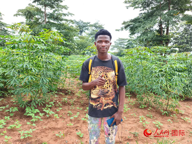 中文系的一位當(dāng)?shù)貙W(xué)生。 人民網(wǎng)記者 黃培昭攝