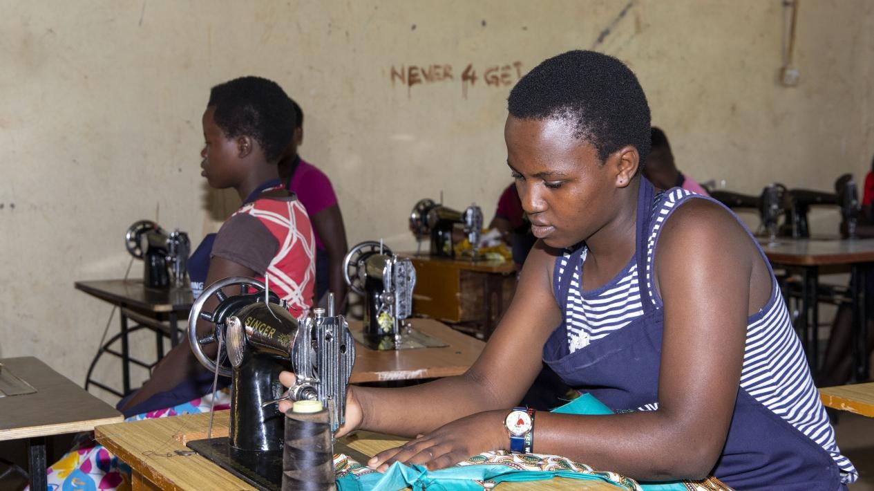 蕾切爾在接受縫紉技能培訓(xùn)。田雨攝